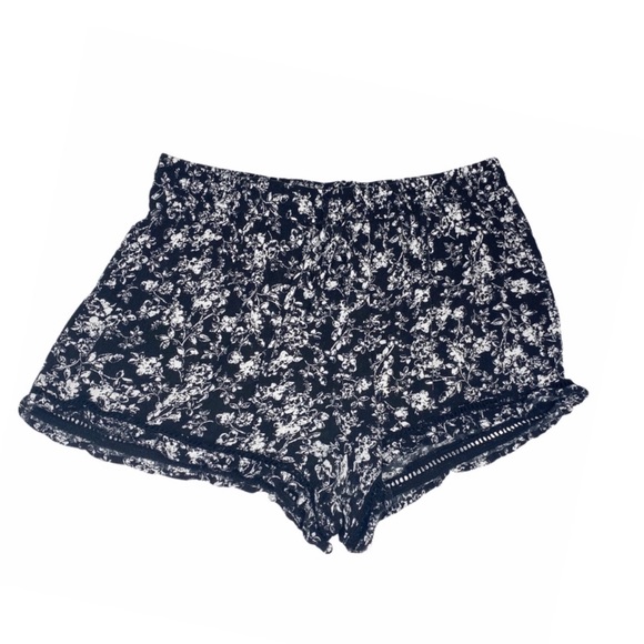 Full Tilt ꕥ Floral Window Pane Lace Trim Short ꕥ Black with White Print ꕥ Size M - Picture 10 of 13
